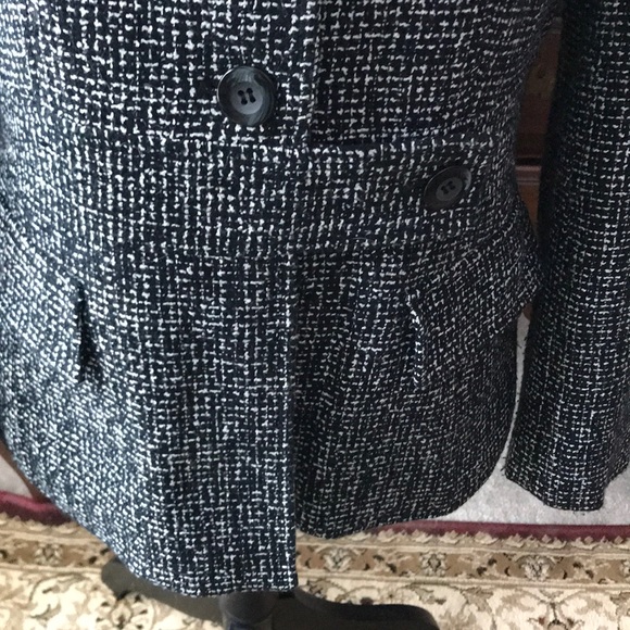 Jones of New York Back & White Tweed Blazer! - Picture 4 of 4